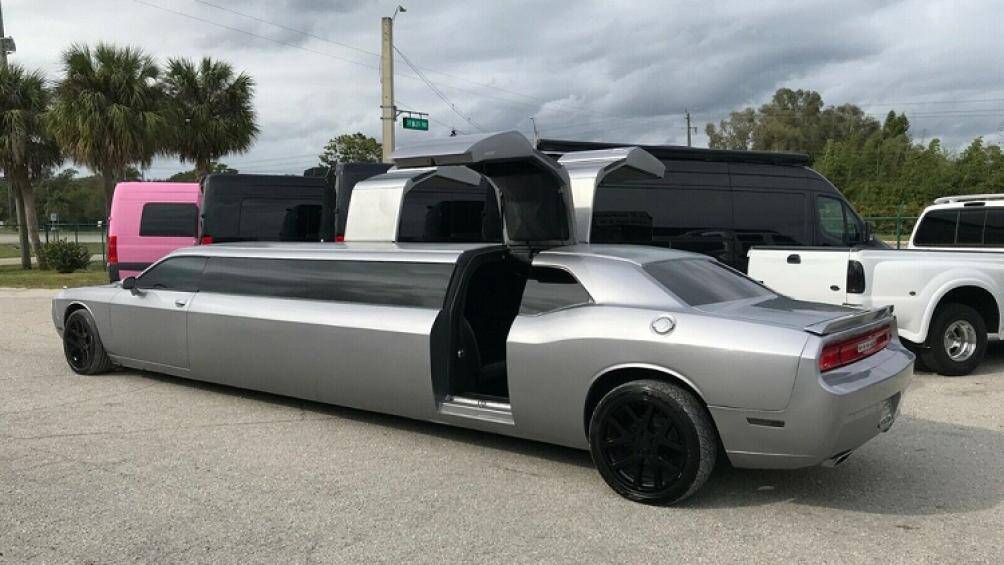 Giữa những bánh xe phía trước và phía sau đã được lắp 3 cửa cánh chim hải âu, mở ra lối vào không gian nội thất đúng chất limousine