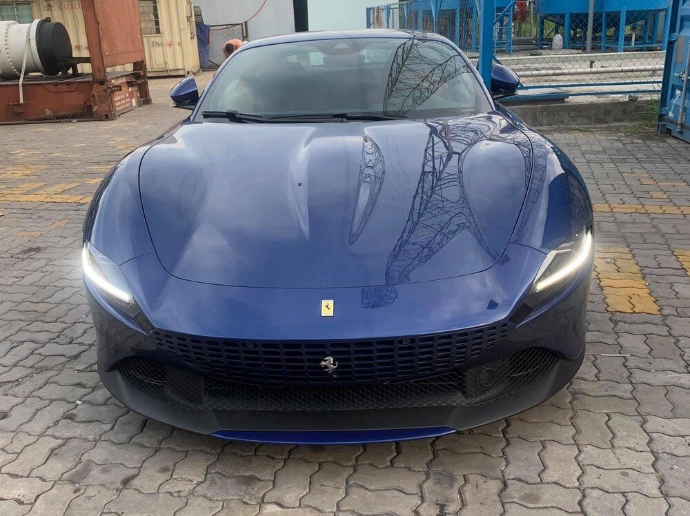 Đây là chiếc siêu xe Ferrari Roma có 4 chỗ ngồi độc nhất Việt Nam với màu sơn xanh dương và nội thất bọc da màu đỏ nổi bật