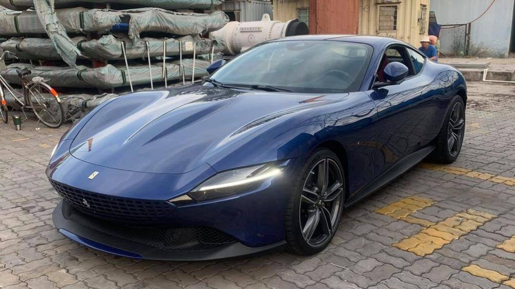 Xe được trang bị mâm 5 chấu kép sơn 2 màu tương phản. Bên cạnh là dải đèn LED rất đẹp mắt phía trước và đèn hậu đầy tinh tế