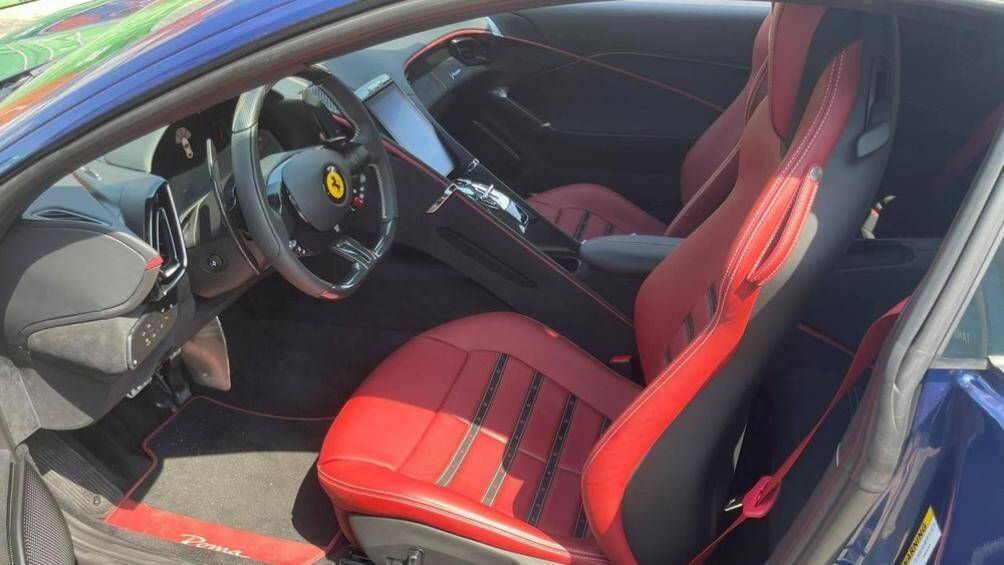 Siêu xe Ferrari Roma còn có thêm các ghế ngồi bọc da cao cấp, da Alcantara cũng như viền kim loại và đen bóng