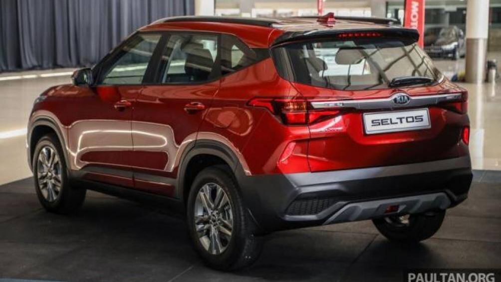 Bản EX tiêu chuẩn, Kia Seltos 2021 có vô lăng vát đáy, ốp nội thất màu đen bóng và ghế bọc da màu đen khâu hình lục giác