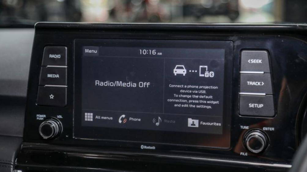 Trang bị an toàn bao gồm 6 túi khí, hệ thống ABS, phân bổ lực phanh điện tử EBD, hỗ trợ lực phanh khẩn cấp, cân bằng điện tử và hỗ trợ khởi hành ngang dốc