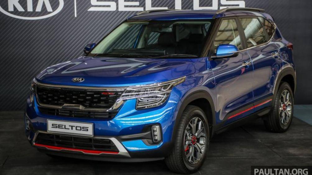 Kia Seltos 2021 tại Malaysia vẫn được trang bị lưới tản nhiệt "mũi hổ" cỡ lớn, nối liền với dải đèn LED định vị ban ngày ở hai bên