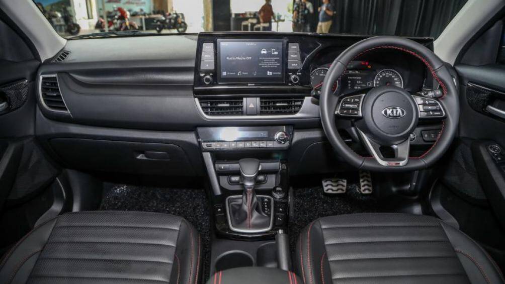 Bên trong bản GT-Line được trang bị một màn hình cảm ứng kích thước 8 inch (bản tại Việt Nam là 10 inch), cảm biến đỗ xe và camera lùi...