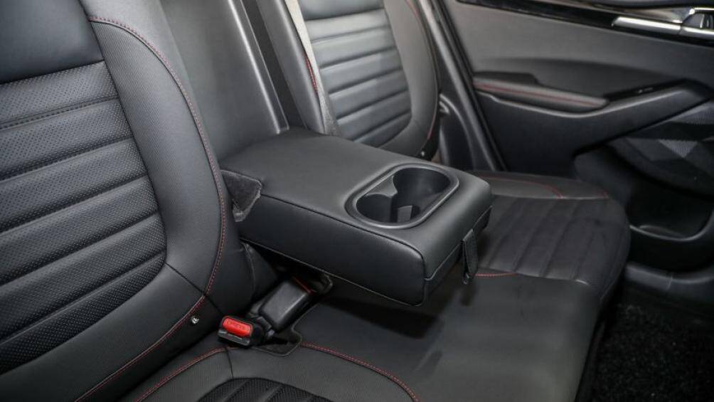 Trong khi đó, bản GT Line đi kèm vô lăng có thêm logo trên vô lăng, mặt táp-lô bọc bằng chất liệu mềm mại với chỉ khâu giả, ghế bọc da