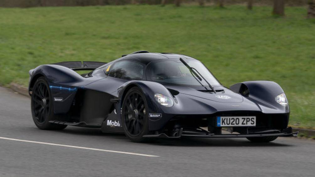 7. Aston Martin Valkyrie (vận tốc tối đa: 402 km/h)