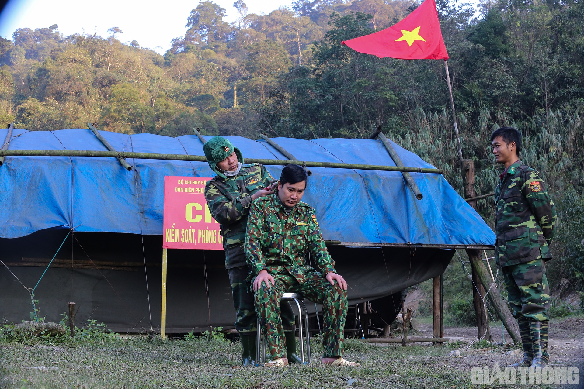 Sau nhiều ngày mưa dầm dề và rét hại, tranh thủ hôm nay có nắng ấm, Đại úy Nguyễn Hải Lộc, Trưởng chốt Dương đã nhờ đồng đội cắt tóc.