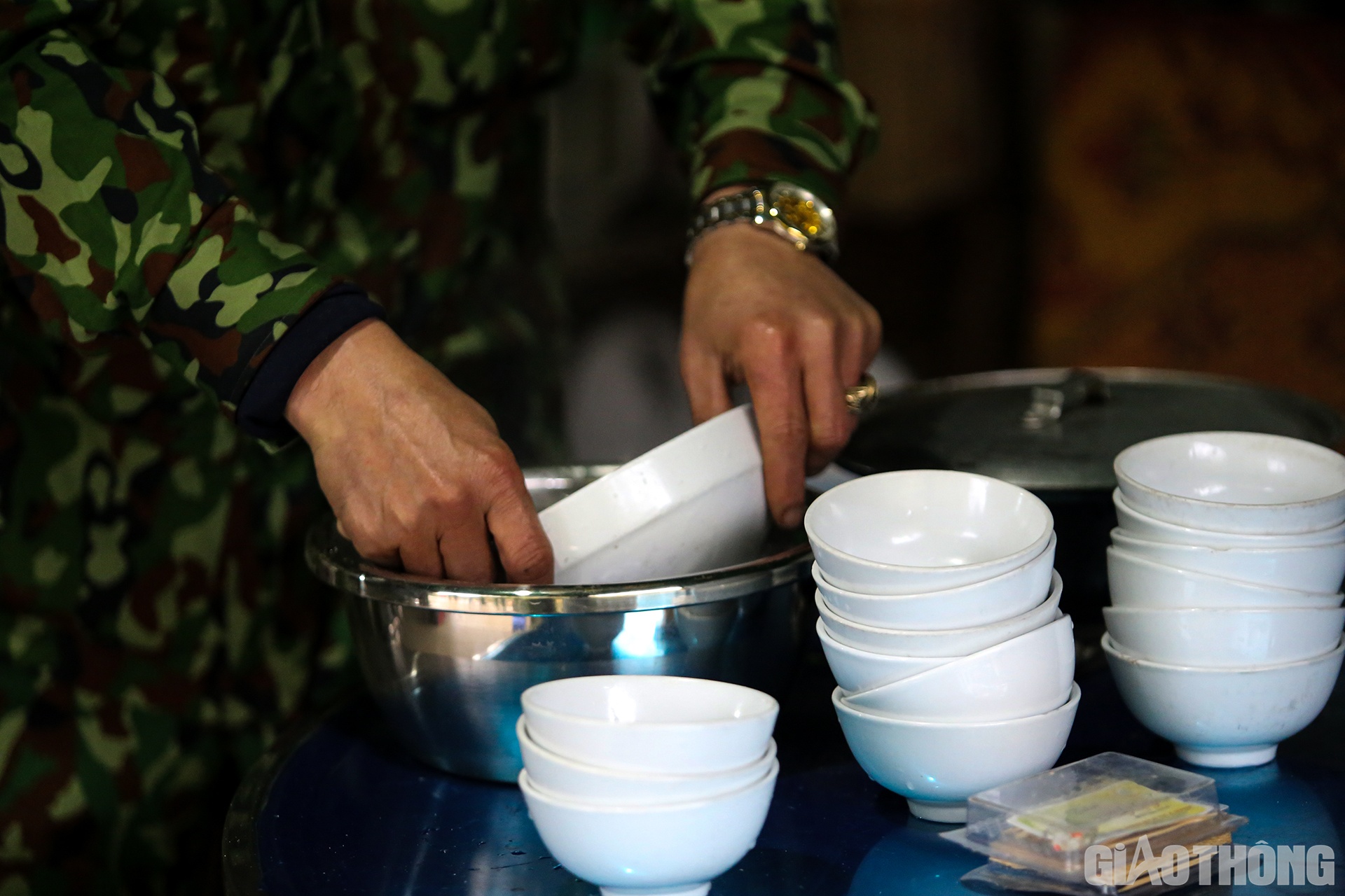 Bữa ăn sáng nhanh chóng được chuẩn bị. Để đảm bảo vệ sinh, bát đũa được rửa lại qua nước sôi một lần nữa.
