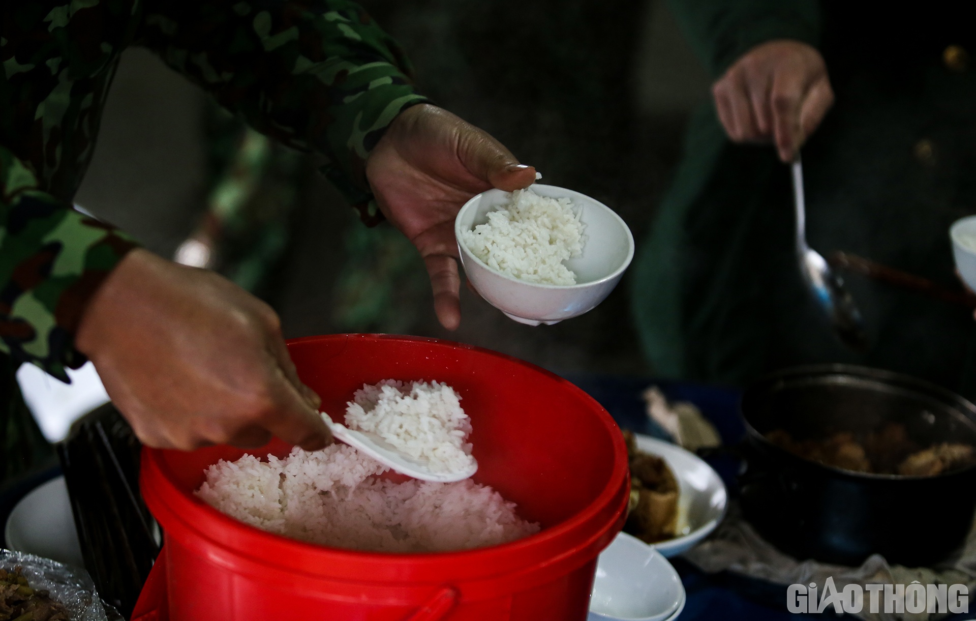 Bữa sáng nhanh chóng được đưa lên bàn: có cơm, thịt lợn kho, cá và canh....