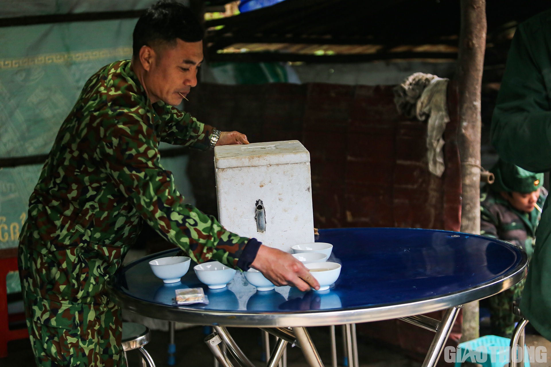 Sau bữa sáng, anh em trong chốt tranh thủ vui vầy phút chốc bên ấm nước chè; vừa bàn công chuyện vừa động viên nhau bám rừng, bám biên hoàn thành tốt nhiệm vụ được giao.
