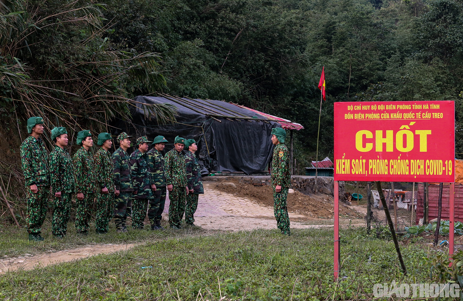 Ở phía taluy âm QL8A, cách Cửa khẩu Quốc tế Cầu Treo không xa là chốt kiểm soát, phòng chống dịch Covid-19 thứ 2 của Đồn Biên phòng Cửa khẩu Quốc tế Cầu Treo (gọi là chốt Âm). Chốt đóng nay "yết hầu" của rất nhiều lối mòn xuyên qua biên giới Việt - Lào