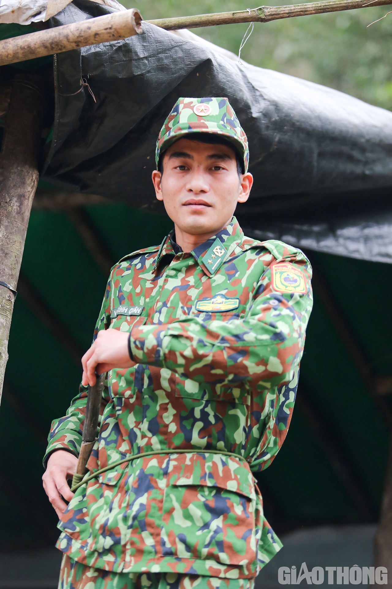 Chốt trưởng chốt Âm, Thượng úy Võ Đình Quân là người rời bàn nước đầu tiên, anh tranh thủ chuẩn bị dao đi rừng và các đồ đạc cần thiết cho buổi đi tuần đầu tiên trong sáng 13/1