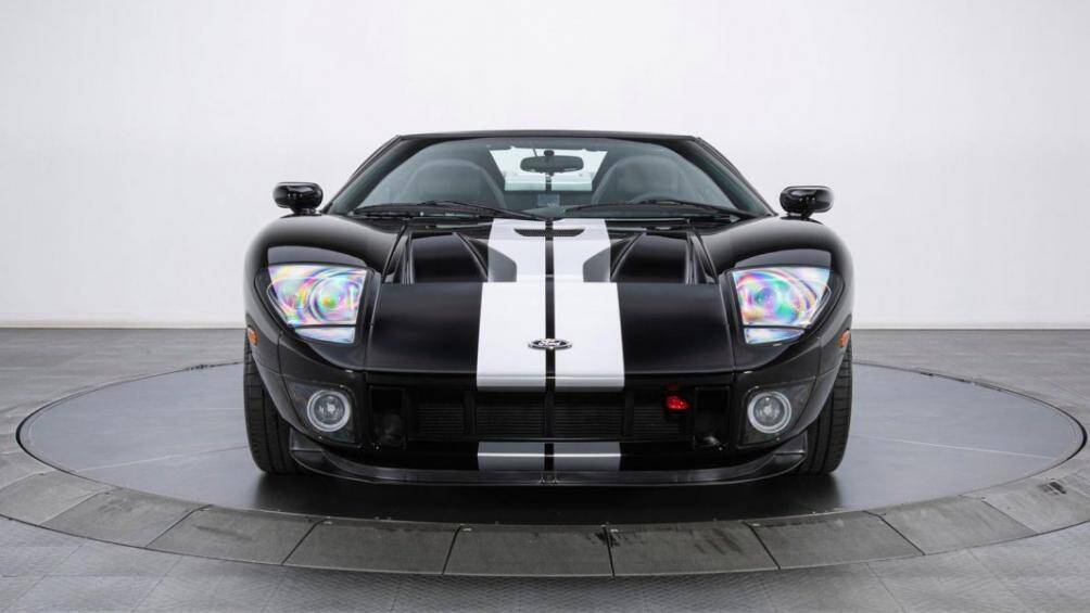 Khách hàng mua Ford GT chỉ cần bỏ ra thêm khoảng 38,000 USD để có thể chuyển đổi thành phiên bản mui trần