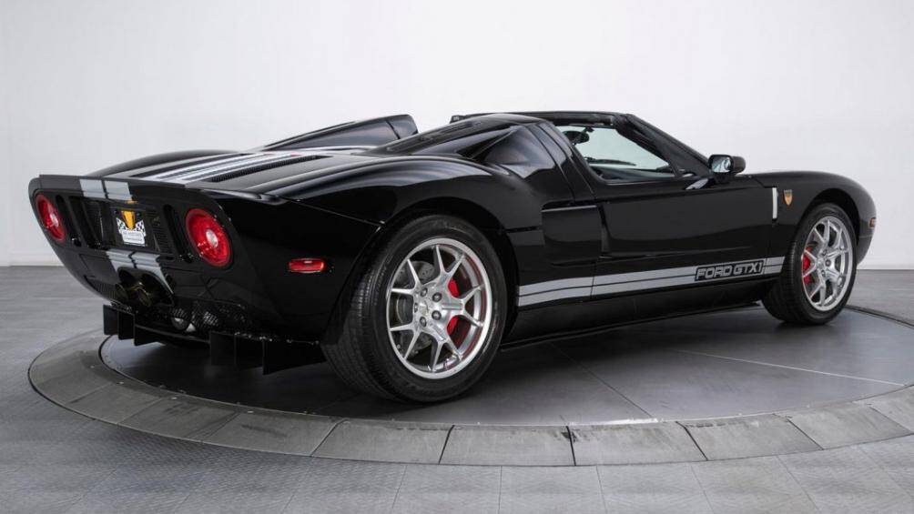 Tuy nhiên, Ford GT 2005 có kích thước lớn hơn, rộng hơn và cao hơn khoảng 100 mm so với chiều cao tổng thể trên GT40