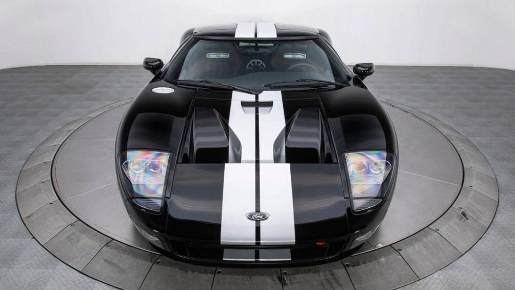 Chiếc xe được sơn màu đen bóng hầm hố, kết hợp với đó là những đường kẻ họa tiết kép dọc mui xe màu bạc