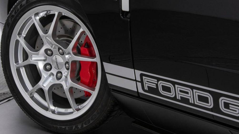 Ngoài ra, xe được trang bị bộ mâm 5 chấu kép màu bạc có kích thước 19 inch được đánh bóng bắt mắt cùng cùm phanh đỏ tạo điểm nhấn cho xe