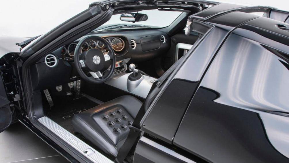 Thay vào đó, chiếc xe sẽ được trang bị phần mui cứng với ba mảnh, một thanh nóc ở giữa cũng như hai tấm mui rời ở hai bên