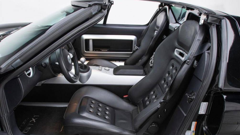 So với phiên bản gốc, GTX1 được sửa đổi lại phần nắp động cơ phía sau, cửa xe được cắt bỏ phần nóc trên của cửa