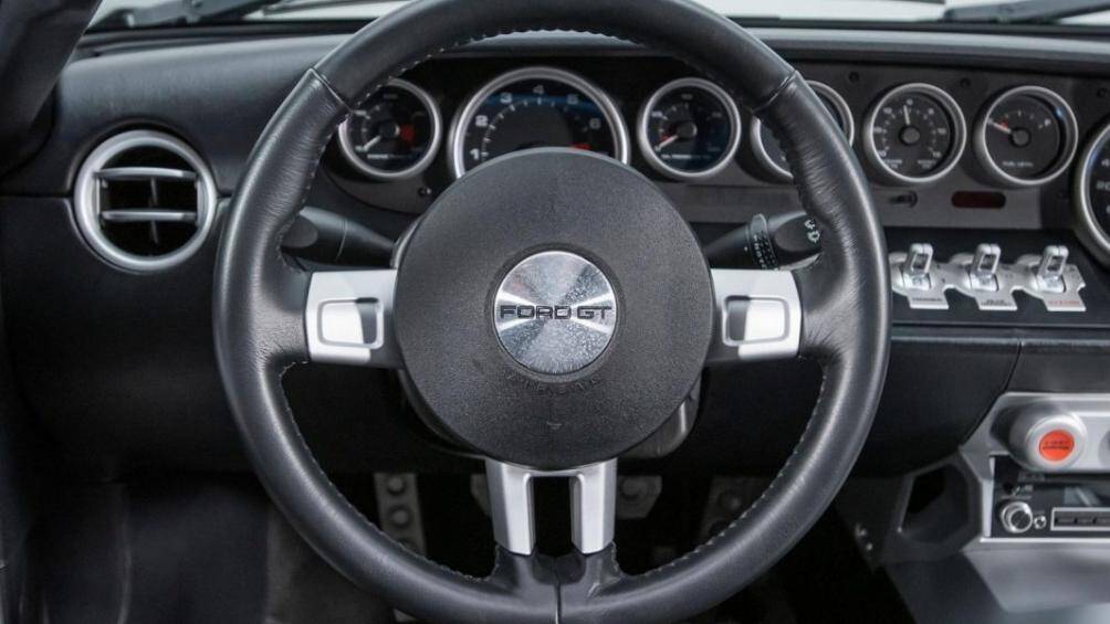 Ngoài ra, trên GTX1 còn có một số sửa đổi so với GT gốc như phần ghế đua, nội thất đặt riêng, cản sau được thiết kế phẳng thay vì cản nổi