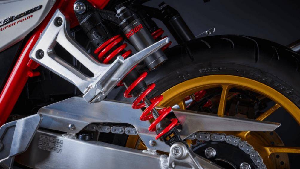 Một cặp giảm xóc sau của showa cùng kẹp phanh Nissin 4 piston ở trước với đĩa 310mm và hệ thống chống bó cứng ABS 2 kênh