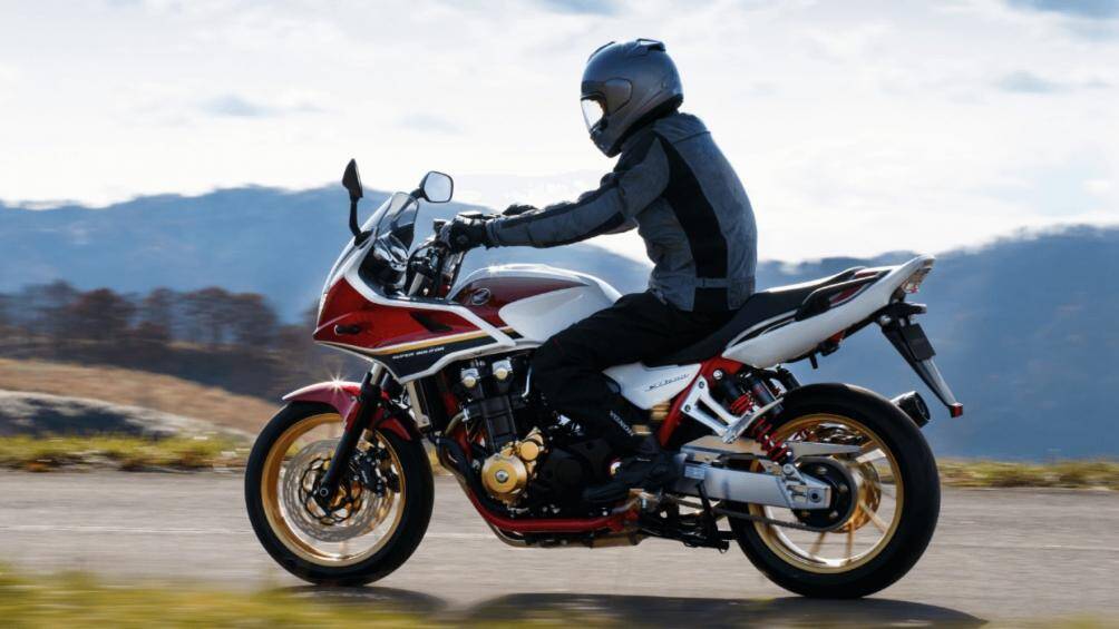 Kiểm soát lực kéo HSTC, có thể được tắt khi cần thiết. Cổng sạc USB C được tích hợp cho thiết bị di động