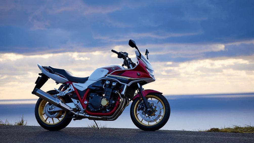 Honda cũng đã bổ sung bộ chuyển số nhanh Quickshifter 2 chiều cùng với hệ thống kiểm soát hành trình Cruise Control