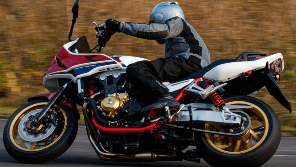 CB1300 Super Four SP 2021 có giá 15.330 euro (434 triệu đồng) và CB1300 Super Bol D’Or SP 2021 16.200 euro (459 triệu đồng)