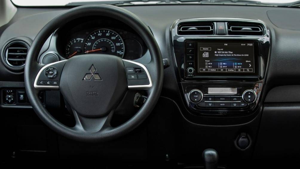 Ở bên trong, khoang cabin của Mitsubishi Mirage 2021 là hệ thống thông tin giải trí màn hình 7 inch, bệ tỳ tay cũng được thiết kế lại