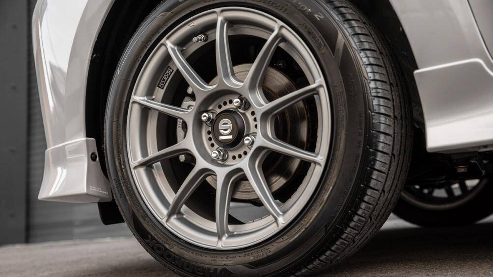 Những thay đổi khác về kiểu dáng của xe ở phía sau như cản sau mới và đèn hậu được thiết kế lại, bánh xe là bộ mâm đa chấu kép