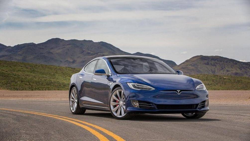 5. Tesla Model S Performance 2020 (thời gian tăng tốc từ 0-96 km/h: 2,4 giây)