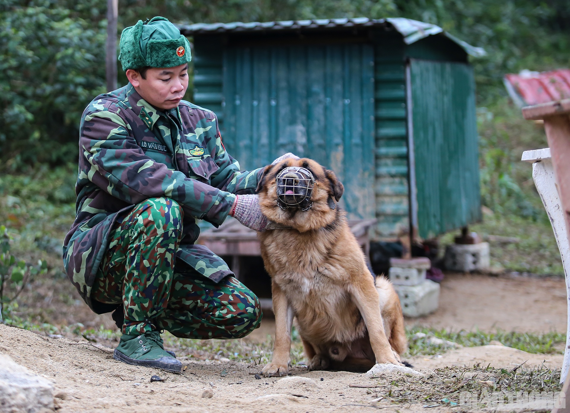 Trong khi đó, Thượng úy Lô Văn Đức thì tranh thủ âu yếm, động viên một "đồng đội" đặc biệt sẽ cùng mình đi tuần