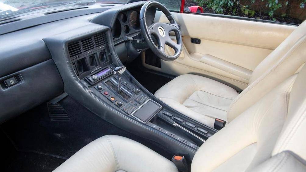 Hai ghế trước được bọc trong da màu kem trắng nguyên bản, hệ thống âm thanh mới ở cụm điều khiển trung tâm và một vô lăng trông hiện đại hơn