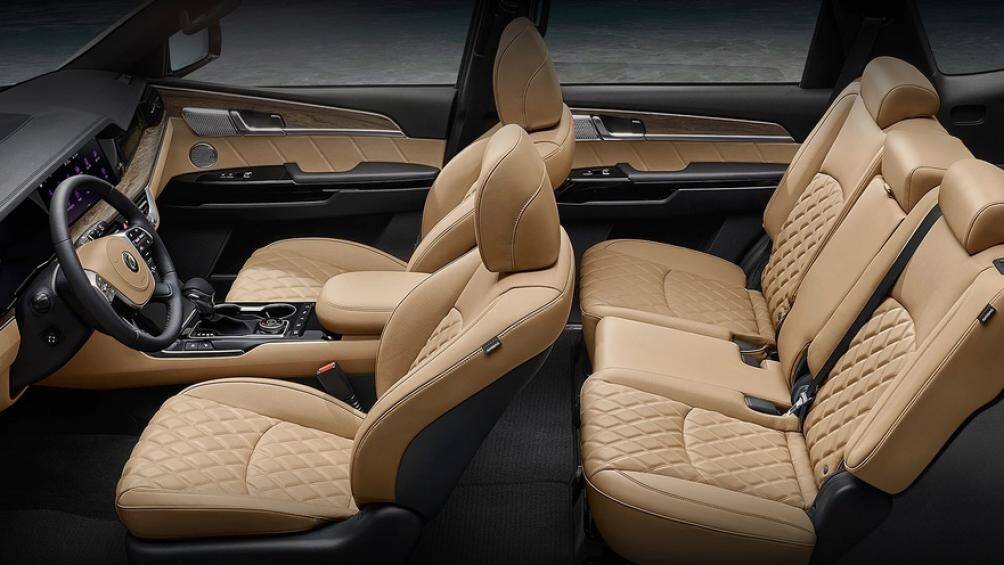 Tính năng kiểm soát tư thế thông minh giúp tự động điều chỉnh ghế lái, vô lăng và gương chiếu hậu theo chiều cao của người lái