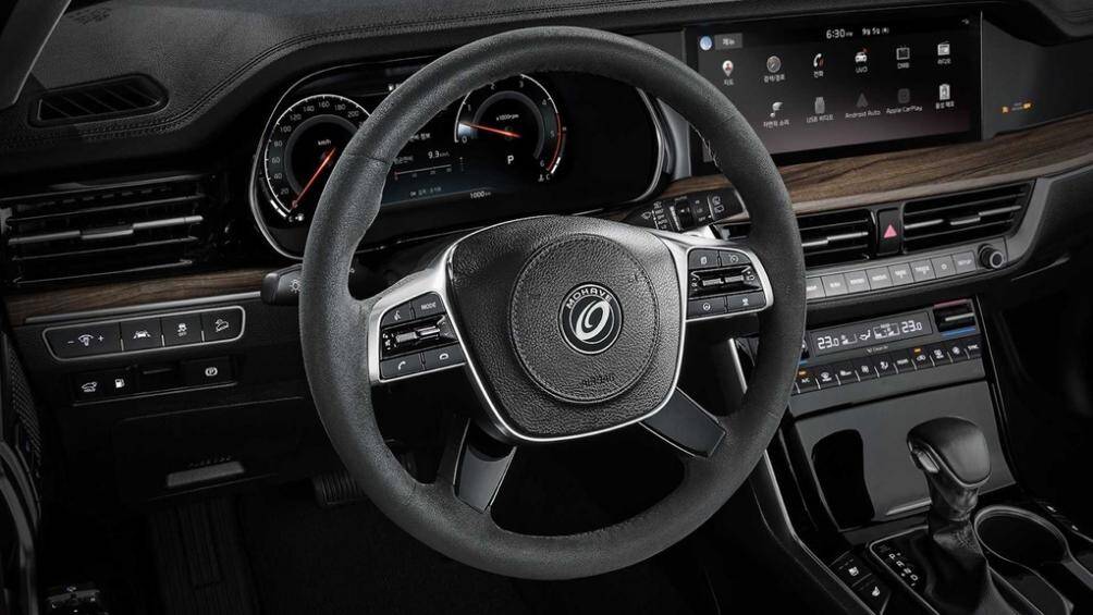 Màn hình hiển thị head-up mới đã tăng từ 8,5 lên 10 inches hiển thị thông tin về độ cong của đường và chỉ báo chuyển làn đường