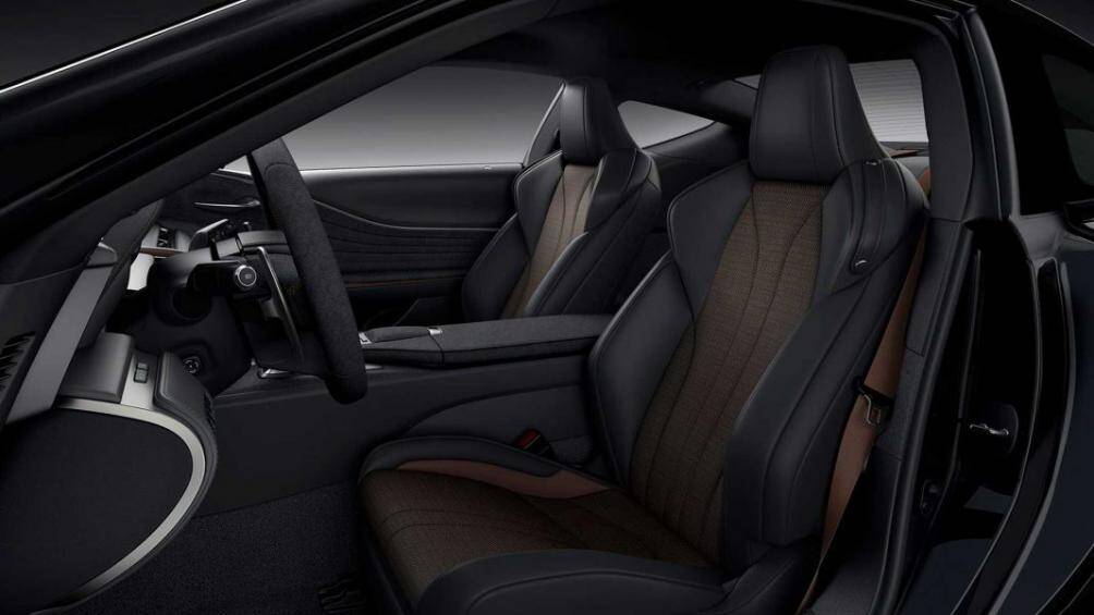 Vô lăng và cần số cũng được ốp Alcantara màu đen tạo điểm nhấn. Xe cũng được trang bị tấm ốp bằng sợi carbon ở hai bên cửa xe