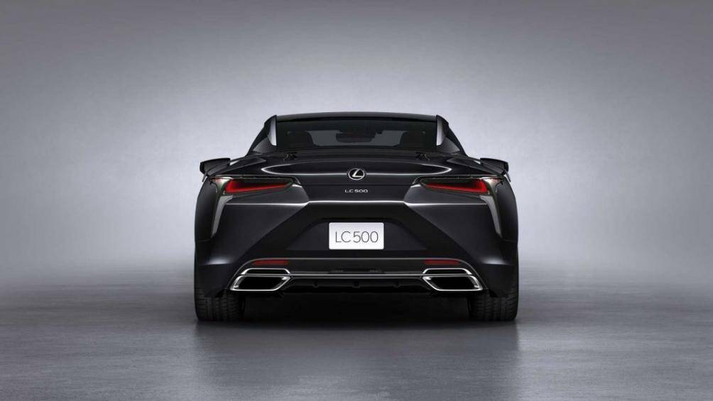 Đội ngũ kỹ sư đã tạo ra thêm một cánh lướt gió bằng nhựa gia cố sợi carbon được thiết kế với đường vòng cung ở cạnh sau của thân