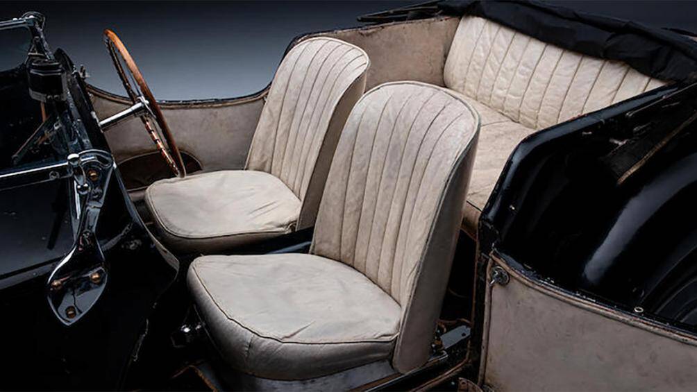 Với bố trí 4 chỗ ngồi, xe được trang bị động cơ cam đôi 3.3 L. Ban đầu, chiếc Type 57S là chiếc xe nhanh nhất và độc nhất có thể mua được