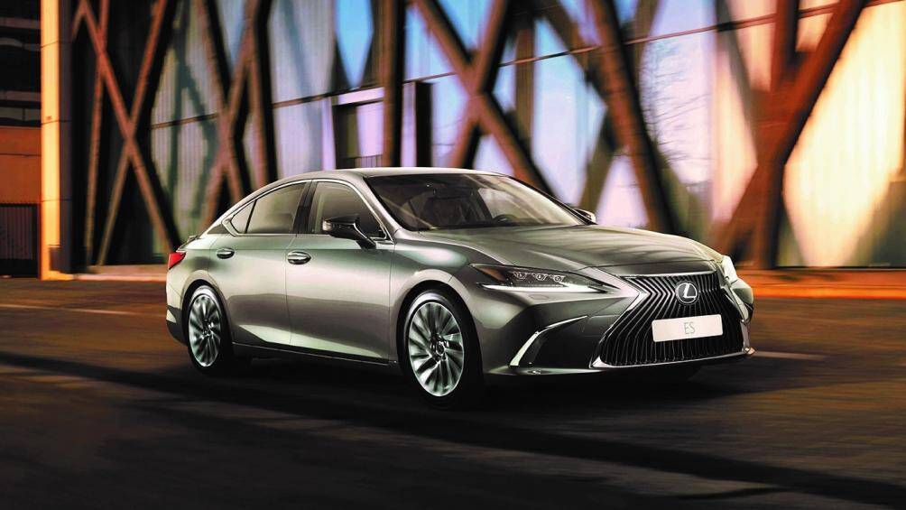 Trong khi đó, mẫu SUV RX 300 Luxury Special Edition được bổ sung cánh chia gió ở cản trước, ốp sườn và bộ khuếch tán phía sau