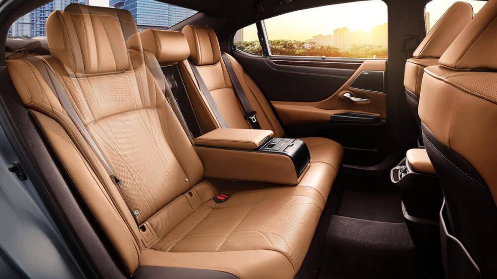 Tất cả chi tiết này đều được chạm khắc thủ công bởi những người thợ Takumi nổi tiếng