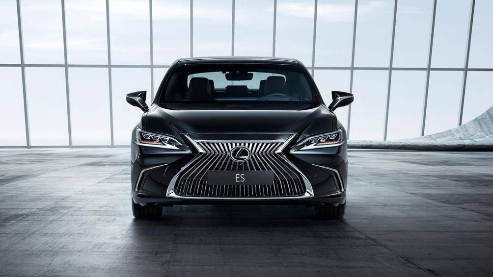 Giá bán lần lượt của 2 mẫu xe này là 104.627 USD (2,4 tỷ đồng) và 81.217 USD (1,8 tỷ đồng)