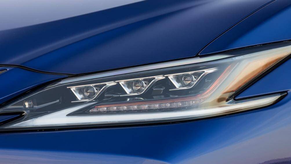 Lexus 250 Limited Edition có các tùy chọn màu sắc gồm trắng, xám, đen và xanh, nội thất có 2 màu gồm xanh Topaz hoặc đen