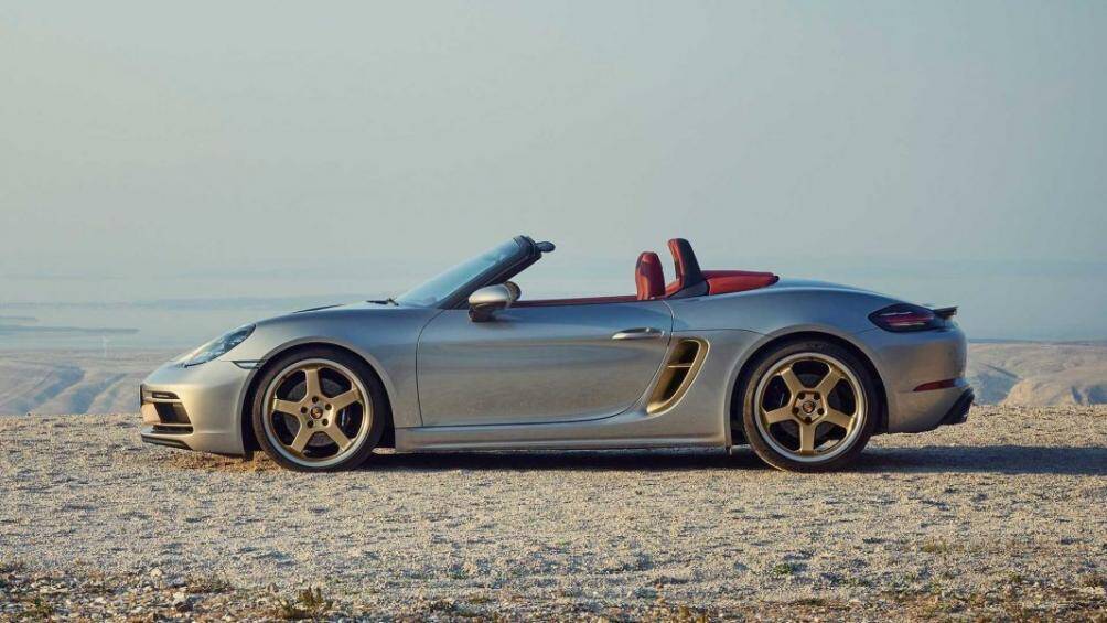 Bên cạnh những thay đổi về động cơ cũng như những trang bị đi kèm, Porsche cũng nâng cấp nhẹ ngoại hình của xe với cản trước thể thao