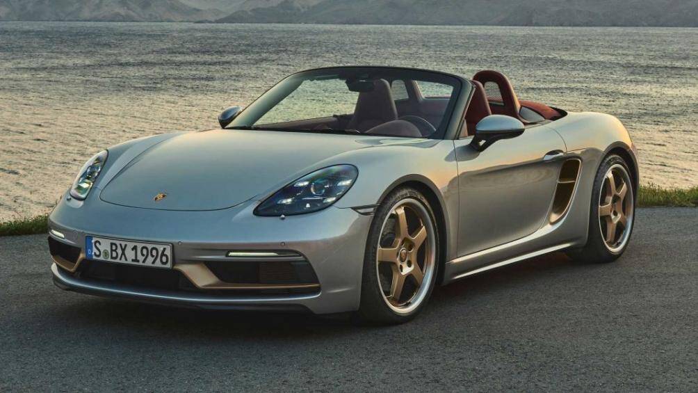 Bên ngoài, bản “Boxster 25” sẽ khác biệt với những chiếc Porsche Boxster khác với các hốc gió trước và hai bên được sơn màu đồng