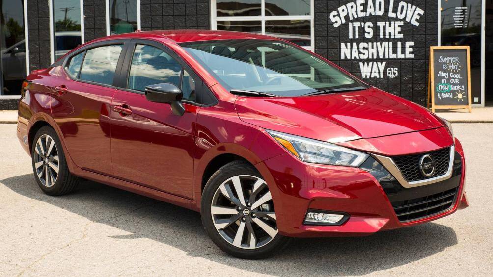 1. Nissan Versa Sedan (giá: 14.830-18.340 USD)