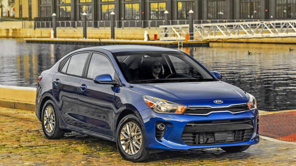 5. Kia Rio Sedan (giá: 15.850-16.490 USD)