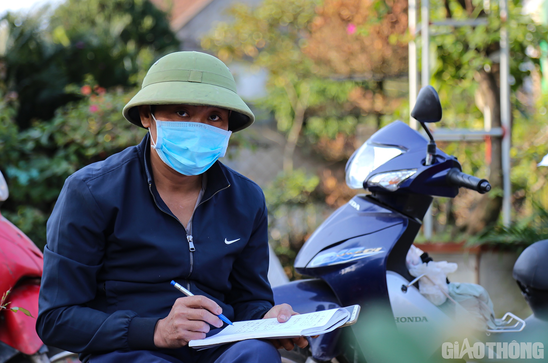 Trong khi các tiểu thương chọn hoa thì anh Tuấn, chủ vườn hoa Tuấn Hải đang tất bật với việc thống kê số lượng hoa được bán. Dự là mùa Tết năm nay, vườn hoa nhà anh sẽ thắng lợi lớn.
