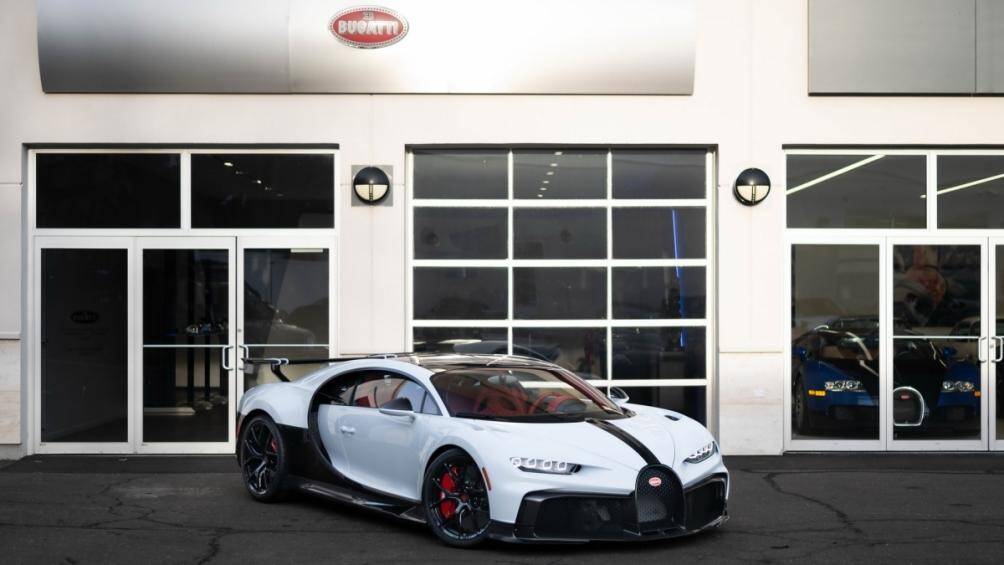 Bugatti khởi đầu năm 2021 bằng việc bàn giao chiếc Chiron Pur Sport đầu tiên trên thế giới đến khách hàng thông qua đại lý Bugatti Greenwich (Mỹ)