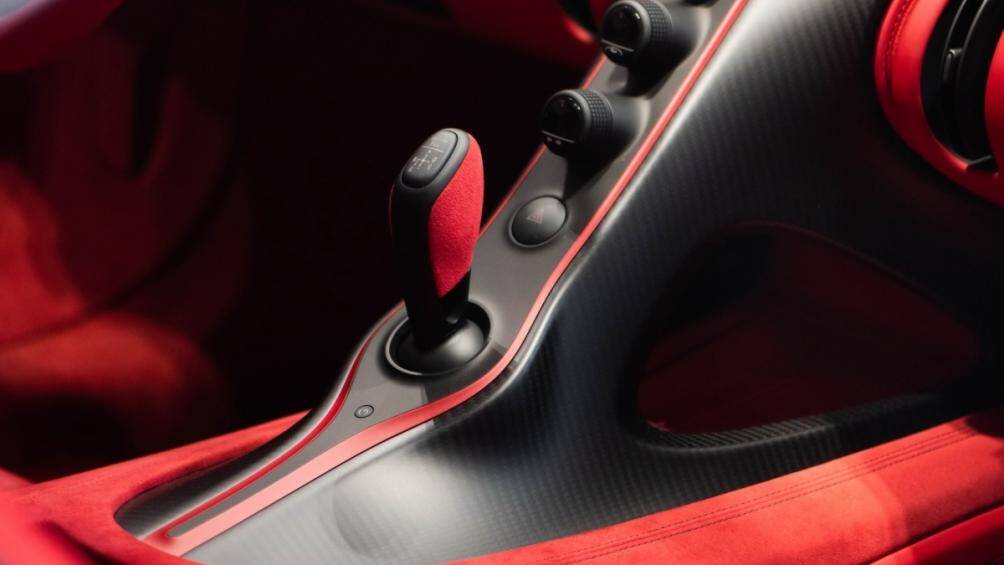 Pur Sport được trang bị động cơ W16 8.0L tăng áp cho công suất 1.500 mã lực và momen xoắn 1.600Nm