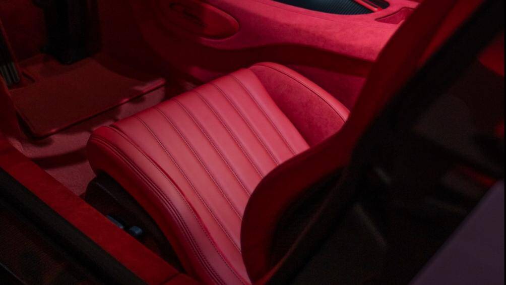 Pur Sport cũng nhẹ hơn 50 kg so với một chiếc Chiron thông thường. Xe sở hữu bộ lốp Michelin Sport Cup 2R có độ bám cao hơn 10%