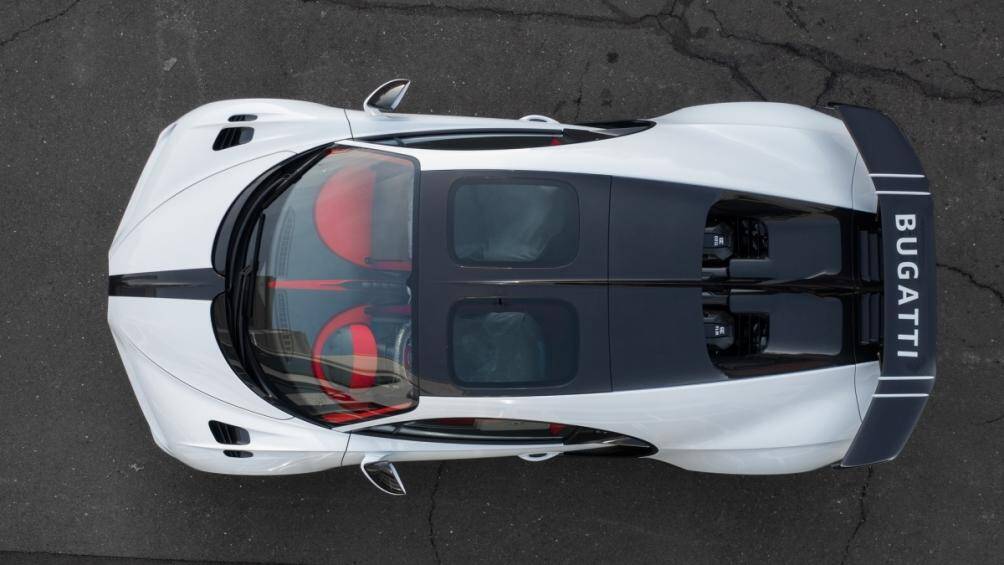 Sợi carbon màu tiếp tục xuất hiện ở bộ khuếch tán và cánh gió phía sau trong khi carbon màu đen truyền thống được sử dụng